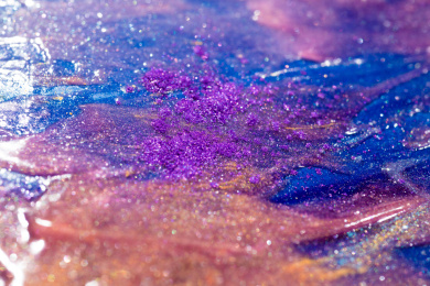 灯光照射着五颜六色的粉末颗粒