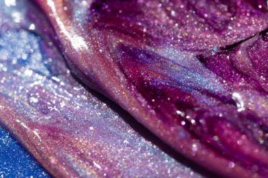 灯光照射着五颜六色的粉末颗粒