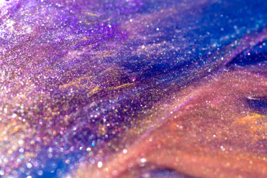 灯光照射着五颜六色的粉末颗粒