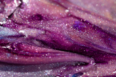 灯光照射着五颜六色的粉末颗粒