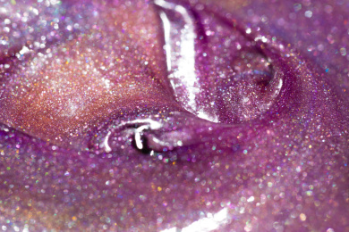 灯光照射着五颜六色的粉末颗粒