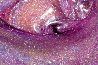 灯光照射着五颜六色的粉末颗粒