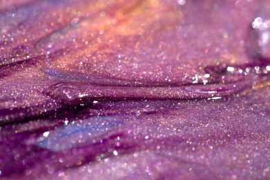 灯光照射着五颜六色的粉末颗粒