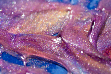 灯光照射着五颜六色的粉末颗粒