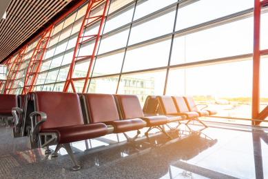 温暖的阳光照在无人的机场候机厅