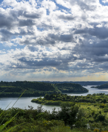 蓝天白云下的四川省绵阳市仙海风景区