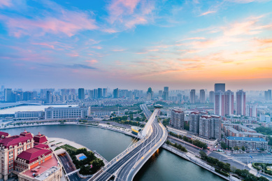 中国天津大桥清晨彩霞城市风光