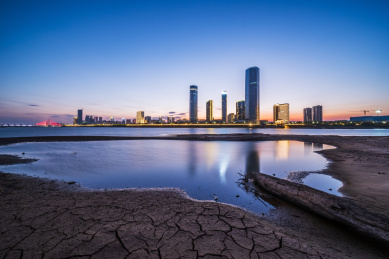 赣江边上干枯的沙滩和城市夜景，中国江西南昌