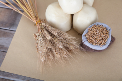 白面馒头及一袋麦子和一把麦穗