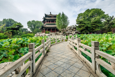 中国山西省太原市晋祠公园荷塘石桥古建景观