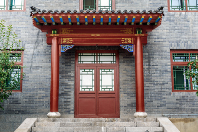 灰砖建筑的红色实木新中式风格的门头