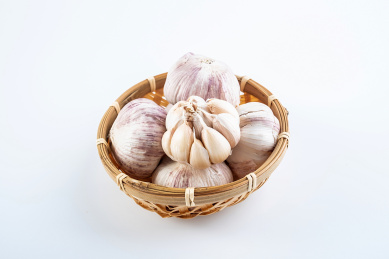 中餐烹饪香料大蒜头在白背景上