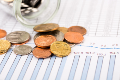 硬币在玻璃瓶中和商业数据图表背景