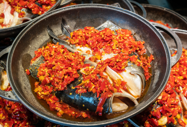 铁锅里的中国传统湘菜剁椒鱼头食材