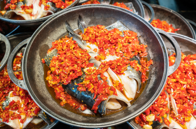 铁锅里的中国传统湘菜剁椒鱼头食材