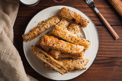 一盘法式起酥条放置在木桌上