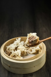 咬了一口的烧麦