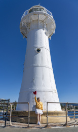 滨海信号塔下 的女孩