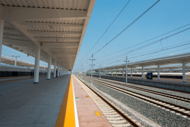 蓝天线缆无人高铁站台内铁轨