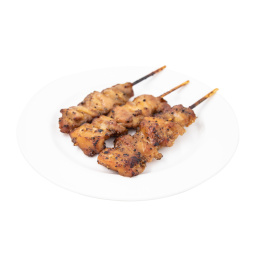 一份藤椒腿排串放在白色的餐盘中