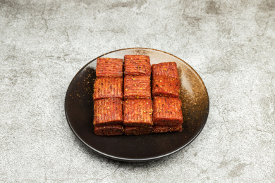 深色瓷盘子里的小吃零食辣条