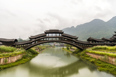 中国贵州黔东南肇兴侗寨木质廊桥建筑风光