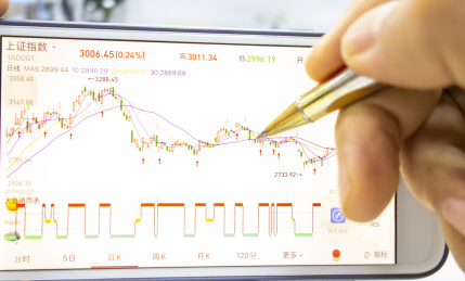 手里拿着笔在分析数据图表