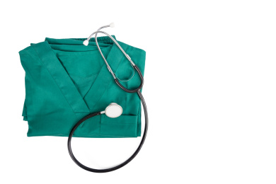 白色背景上医疗行业绿色专用手术服与听诊器