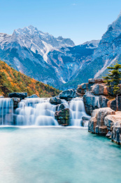 中国云南丽江玉龙雪山蓝月谷瀑布风光