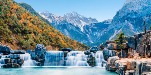 中国云南丽江玉龙雪山蓝月谷瀑布风光