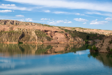 中国陕西省延安市波浪谷水上丹霞