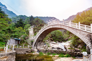 中国山东省临沂市云蒙山上的石拱桥