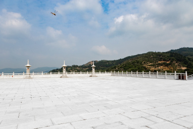 中国山东省临沂市云蒙山上带有佛教雕塑的观景平台