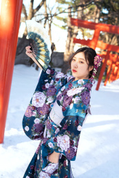 美女拿着扇子穿着和服冬季在北海道札幌神社玩耍拍照摄影