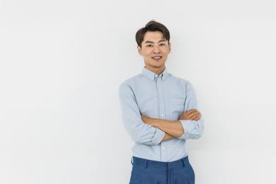 一个亚洲男性商务人士的肖像和白色墙壁