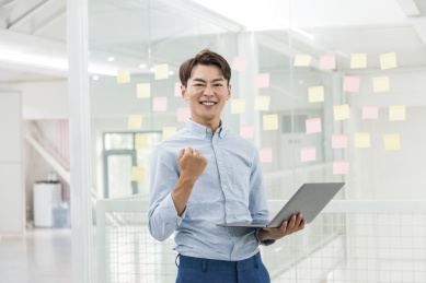 年轻的亚洲商务人士在办公室