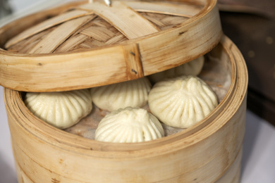 一位厨师正在包天津传统包子