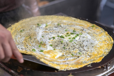 天津传统早点煎饼果子制作过程