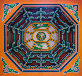 中国福建省福安市观音阁室内穹顶斗拱装饰建筑