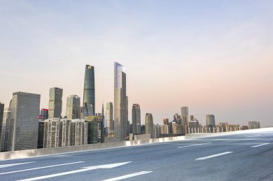 白天一条从商业中心经过的公路