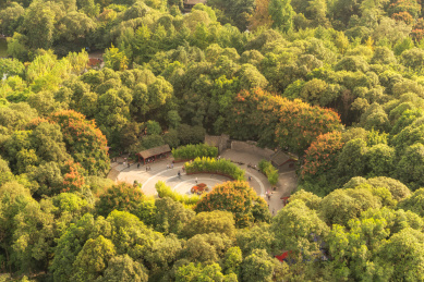 四川省成都市人民公园内的圆形广场和周边植被航拍图