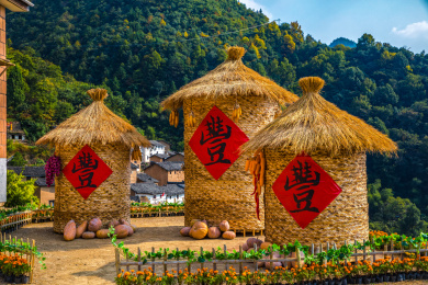 用稻草堆积而成的屯粮仓