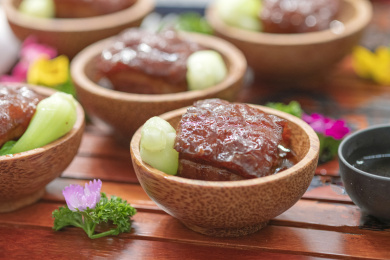 整块的红烧肉盛放在碗中色泽诱人