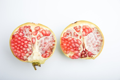 白色背景中一个切开的新鲜石榴