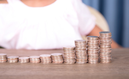 中国小孩子在摆弄一排递增的美元硬币