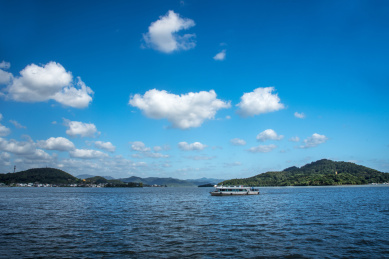 蓝天白云下的中国浙江宁波东钱湖