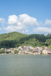 中国浙江宁波东钱湖的民居建筑群