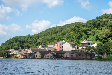 中国浙江宁波东钱湖的民居建筑群