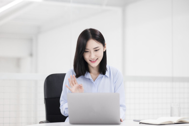 年轻的商务人士在办公室内工作