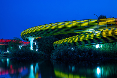 浙江省金华市燕尾洲公园彩虹桥夜景